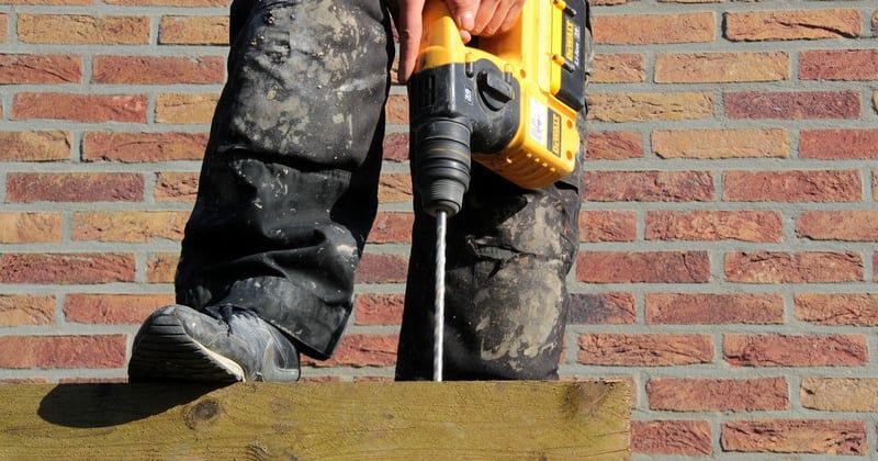 Installer des spots encastrés au plafond sans faux plafond : le guide malin