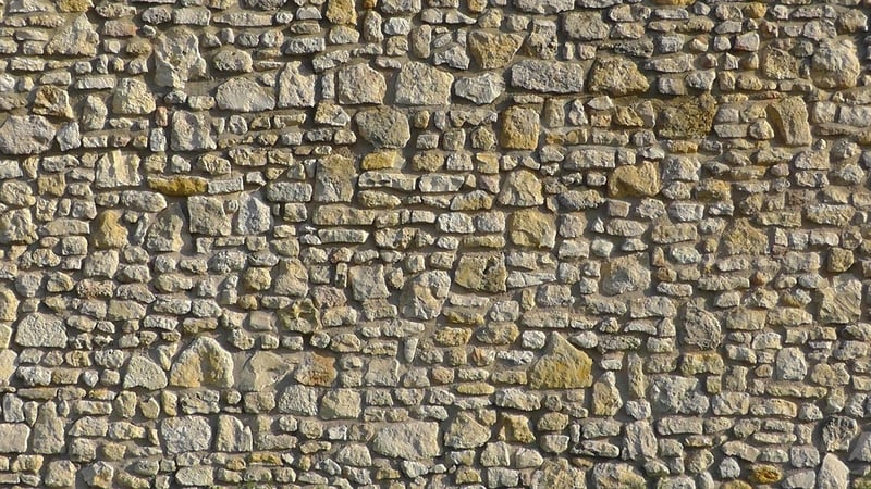 Comment isoler un mur en pierre de l'intérieur sans perdre son charme